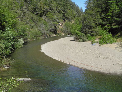Continuous-thread channel with strong, clear spring flows extends upstream from Clarks Crossing. May 2009